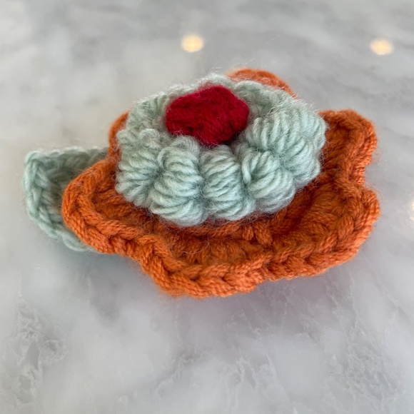 Introducing a piece of unique, wearable art: a 3D handmade crochet flower brooch - Picture 3 of 6